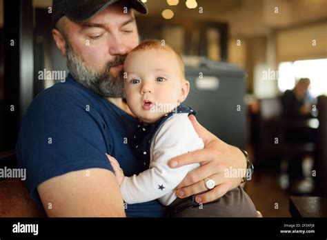 Mignon petit garçon dans les bras de son père Papa et son fils s