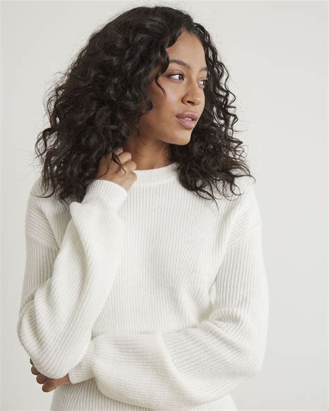 Long Sleeve Fitted Sweater With Crew Neckline Rwandco