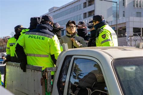 G Ney Kore De K Pek Eti Yasa Na Kar Protesto