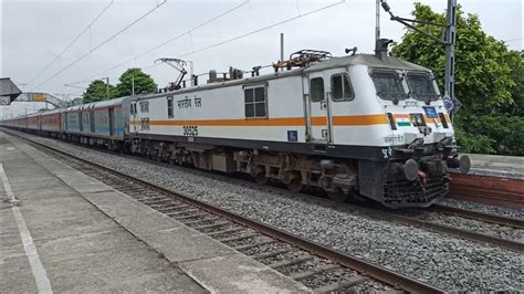 Duronto Express New Delhi To Howrah Speed Crossing Youtube