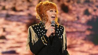 Reba McEntire S NBC Sitcom Happy S Place Premiere Cast News NBC