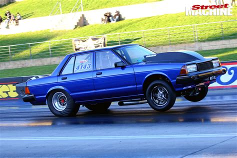 SMALL-BLOCK NISSAN BLUEBIRD FLIES