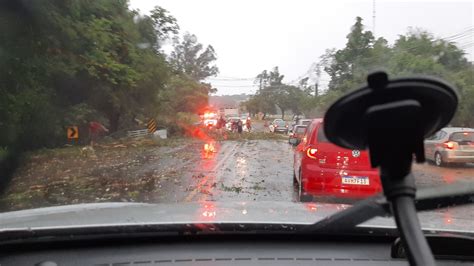 Chuva Granizo E Ventos De Quase 100 Kmh Causam Destruição No Sudoeste