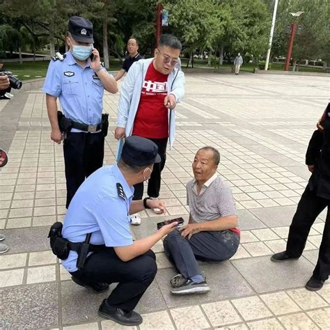 暖心！七旬老人街头摔伤 民警及时相助乌海救助家属