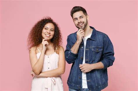 Pareja De Amigos Dos Amigos Europeo Hombre Afroamericano Con Ropa