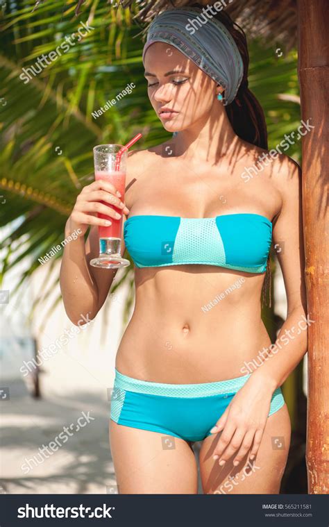 Photo De Stock Sexy Model Wearing Bikini Beach 565211581 Shutterstock