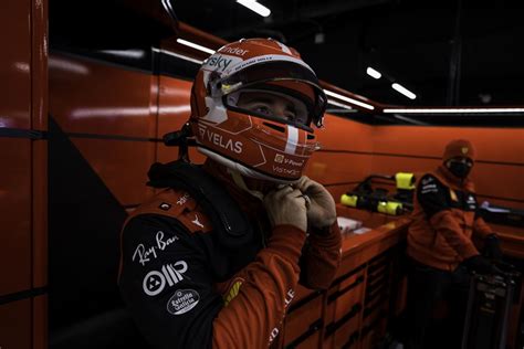 Charles Leclerc présente son nouveau casque