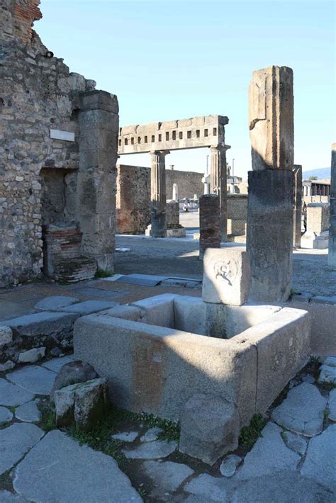 Outside VIII 2 11 Pompeii December 2018 Fountain And Street Altar In