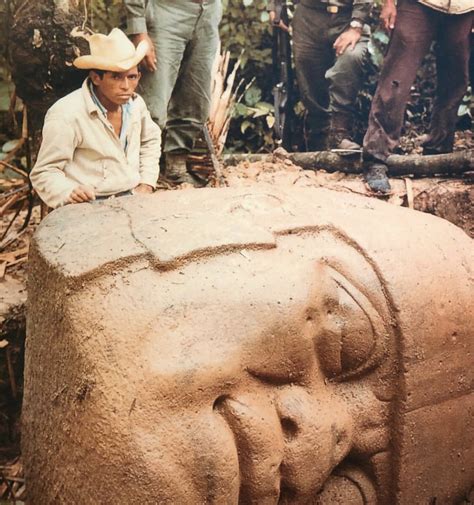 Hallazgo De Una Cabeza Colosal Olmeca En San Lorenzo Tenochtitl N En