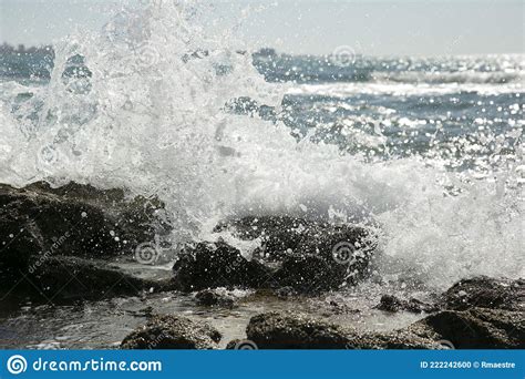 Ondas Do Mar Quebrando Nas Rochas Da Praia Foto De Stock Imagem De