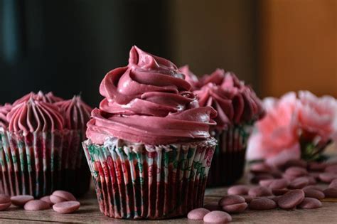 Rosa Buttercreme für Cupcakes Rezept GuteKueche ch