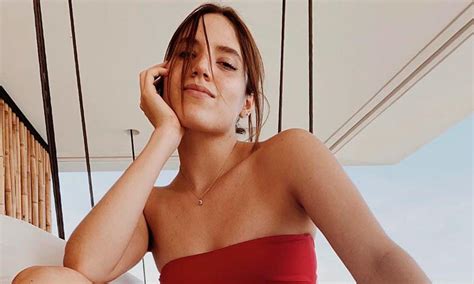 América hija de Alejandro Fernández presume DIMINUTA CINTURA en ajustado BIKINI ROJO