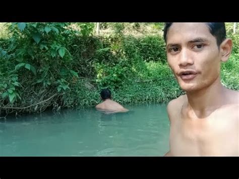 Bersenang Senang Di Sungai Sambil Mencari Ikan Menggunakan Tangan