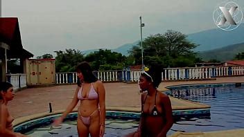 Día de piscina lamiendo coño de lesbianas cachondas XVIDEOS