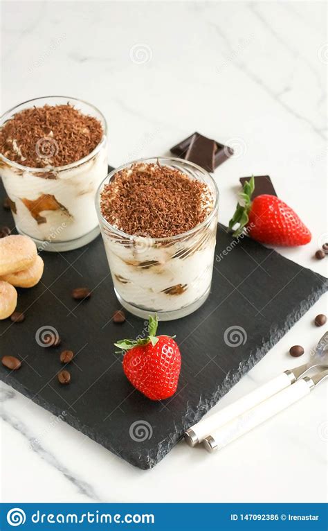 Tiramisu Cl Sico Postre Italiano Tradicional En Un Vidrio En Una Tabla