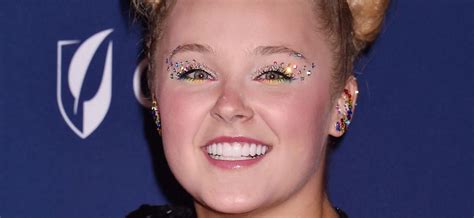 Fans Mock Jojo Siwa For Seemingly Getting Drunk In A Room By Herself On