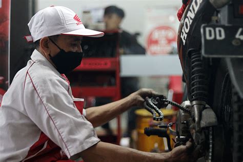 Usai Banjir Bengkel Sepeda Motor Di Makassar Diserbu Pelanggan