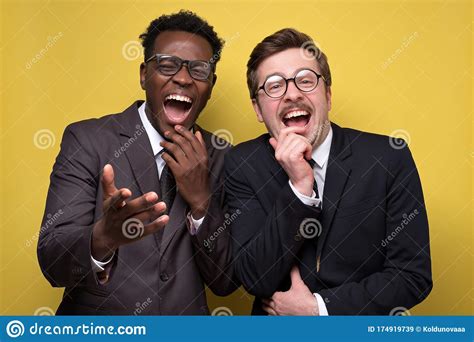 Retrato De Joven Guapo Sonriente Mirando Hacia Arriba Risas Alegres