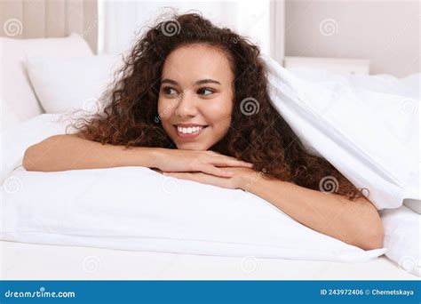 Feliz Mujer Afroamericana Tumbada En La Cama En Casa Foto De Archivo