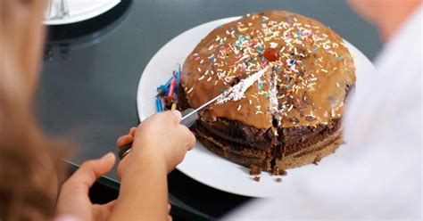 Restaurant Customer Charged $25 Cake Cutting Fee After Server Offered to Do It for Them