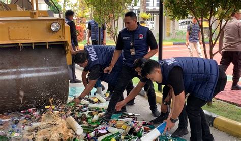 Ribuan Botol Minuman Keras Tanpa Izin Dimusnahkan Batamnews Co Id