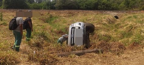 Motorista De Caminhonete Perde O Controle E Cai Dentro De Vala Em