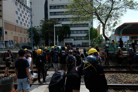 暴徒圍天水圍警署掟石 港警施催淚彈拘10人