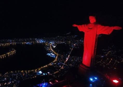 Cristo Redentor Iluminado De Vermelho Em Comemora O Aos Anos Da