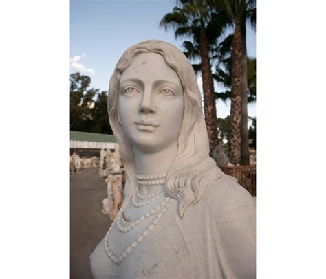 Escultura De Mujer Sobre Baranda Realizada M Rmol Blanco De Carrara