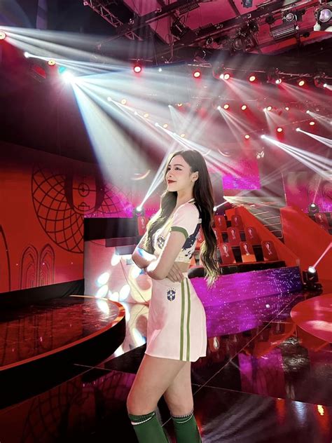 Hot girl báo chí cổ vũ Brazil gây sốt trên Nóng cùng World Cup