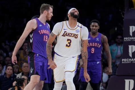 Anthony Davis Exits Early Lakers Beat Raptors For 5th Consecutive Home