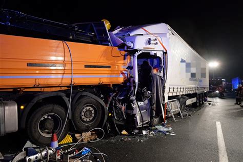 Bilder Von Schwerer Lkw Unfall Auf Der A Bei N Rnberg Feucht Fahrer