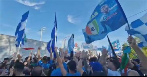 Video I Tifosi Azzurri Allaeroporto Intonano Cori Contro La Juve