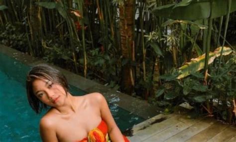 Potret Hot Marion Jola Pakai Bikini Berjemur Di Pantai News On RCTI