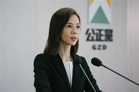 謝盈萱公開甜喊女朋友啾啾！熱吻鍾瑶畫面全曝光 竟遭罵：教壞小孩大小 娛樂星聞