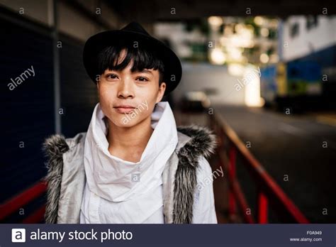 Homme Asiatique Qui Porte Un Manteau Banque De Photographies Et D