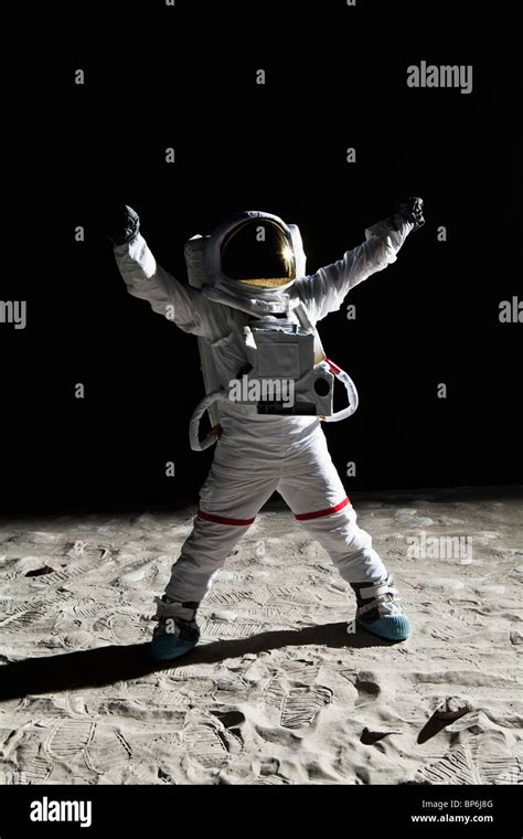 Astronauta en la luna fotografías e imágenes de alta resolución - Alamy