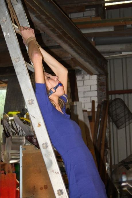 Amateur Blondine Irena Geknebelt Gefesselt Voll Bekleidet An Eine