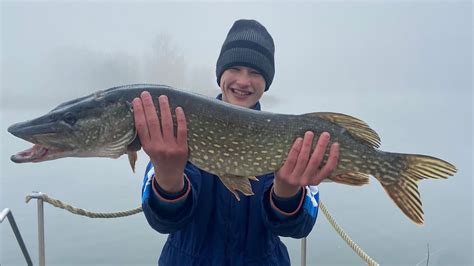 Kleiner Angler fängt Riesen Hecht am Nordstrand Erfurt YouTube