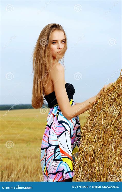 La Belle Jeune Fille Dans Une Robe Reste Le Haysta Proche Photo Stock