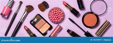 Cosm Ticos Profesionales Del Maquillaje En Fondo P Rpura Imagen De