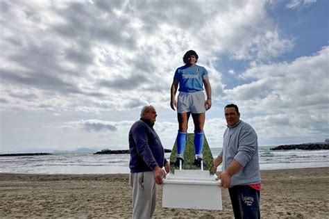 Napoli E Scudetto Su Spiaggia Bacoli Sagome Squadra E Maradona News It