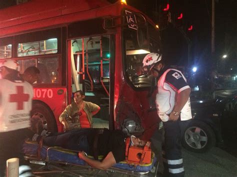 Accidente entre camión de Ecovía y vehículo deja 4 personas lesionadas