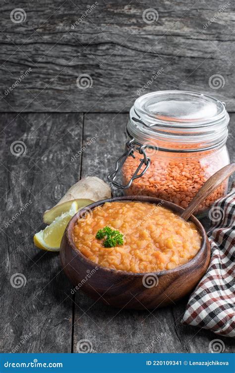 Sopa De Lentilha Vermelha Vegana Em Ta As De Madeira Em Mesa R Stica