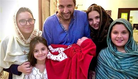 Shahid Afridi Clarifies About His Daughters Social Media Pages