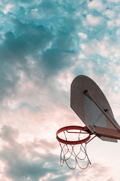 Vista De Ngulo Bajo De Aro De Baloncesto Contra El Cielo Nublado