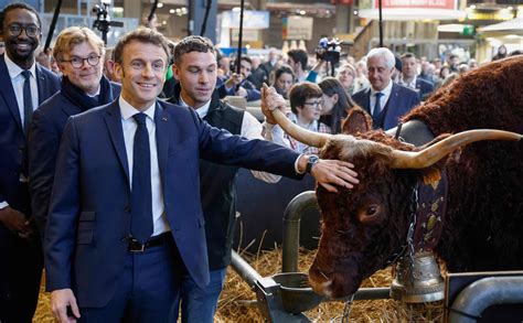 Salon De Lagriculture Le Militant Colo Plaqu Au Sol Par La