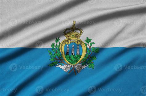 A Bandeira De San Marino é Retratada Em Um Tecido Esportivo Com Muitas