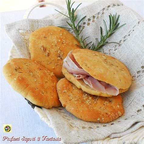 Focaccine Con Farina Di Ceci Yogurt E Noci Ricetta Facile Ricette