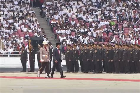 Hari Bhayangkara Di Stadion Gbk Jokowi Periksa Pasukan Dengan Jalan